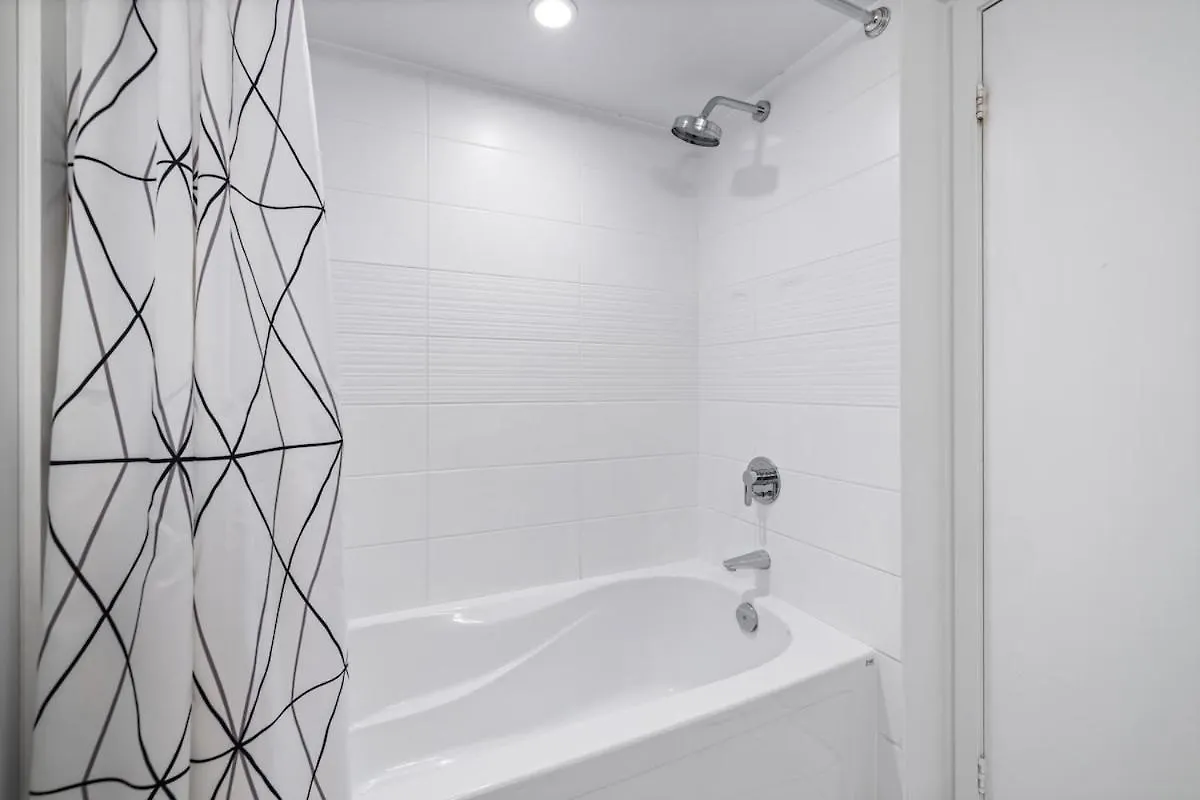 Apartment Spacious Bright & Sunlit Condo Near Rogers & Scotia Arena Toronto Canada