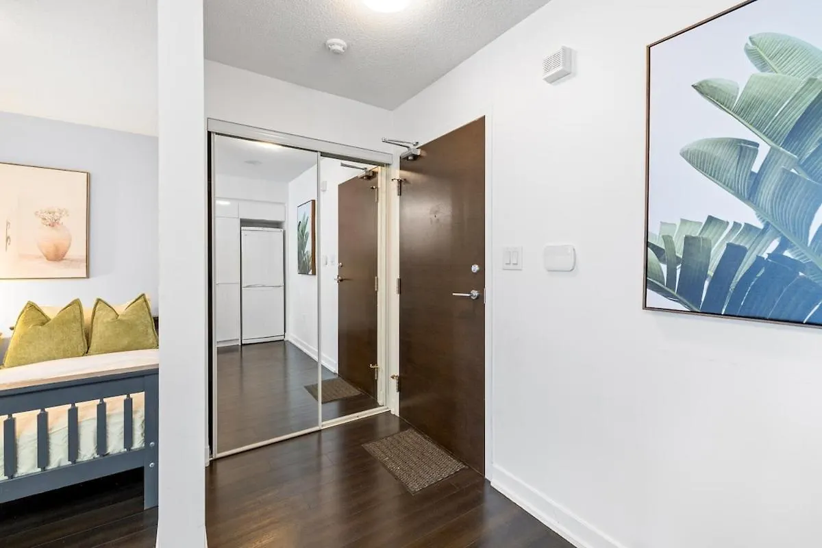 Spacious Bright & Sunlit Condo Near Rogers & Scotia Arena Toronto Apartment