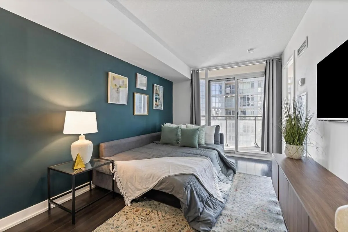 Spacious Bright & Sunlit Condo Near Rogers & Scotia Arena Toronto