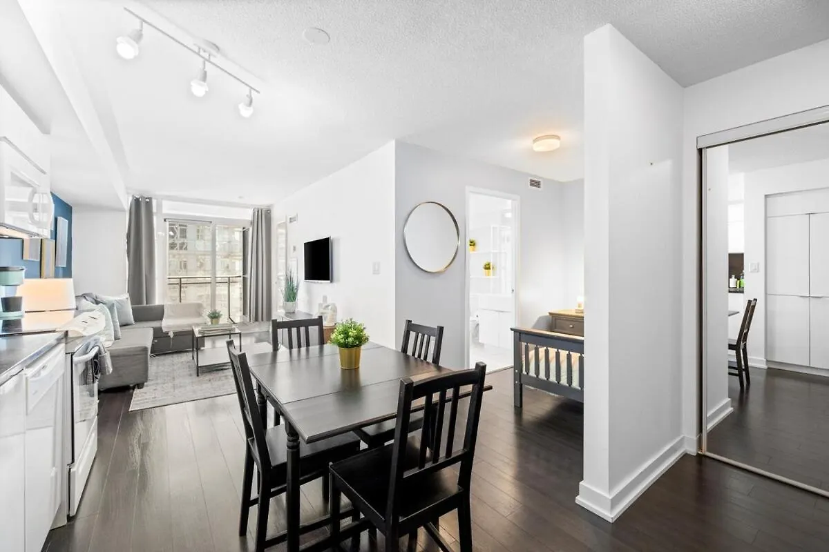 Spacious Bright & Sunlit Condo Near Rogers & Scotia Arena Toronto Apartment
