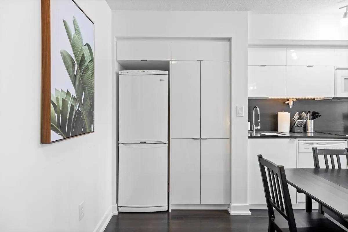 Apartment Spacious Bright & Sunlit Condo Near Rogers & Scotia Arena Toronto Canada