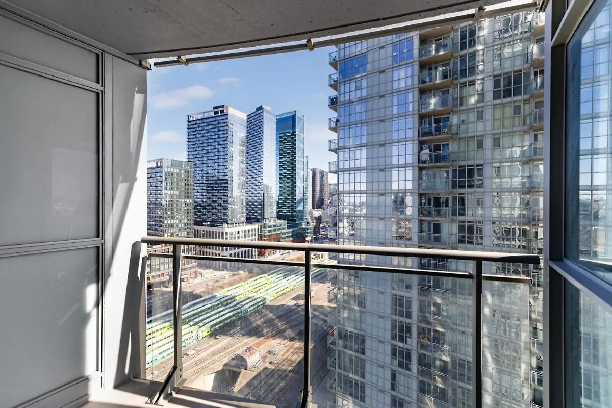 Spacious Bright & Sunlit Condo Near Rogers & Scotia Arena Toronto 0*,  Canada