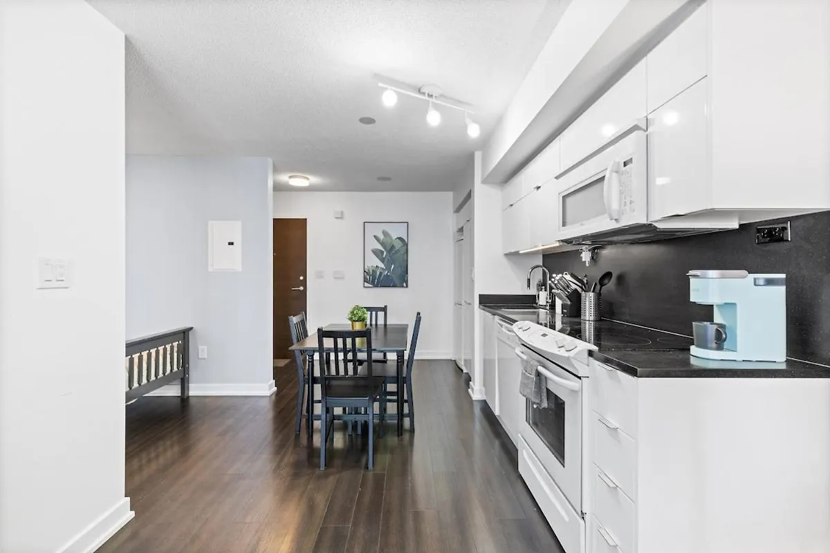 Apartment Spacious Bright & Sunlit Condo Near Rogers & Scotia Arena Toronto Canada
