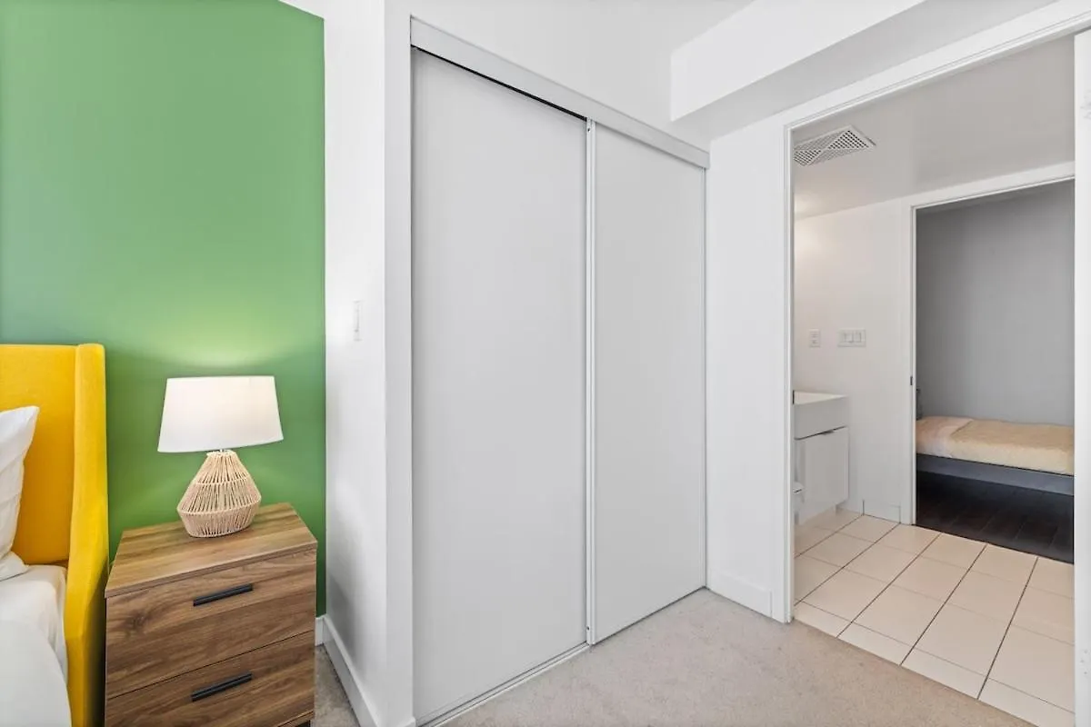 Spacious Bright & Sunlit Condo Near Rogers & Scotia Arena Toronto