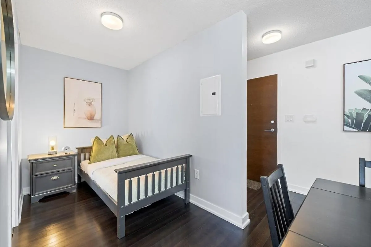 Spacious Bright & Sunlit Condo Near Rogers & Scotia Arena contacts