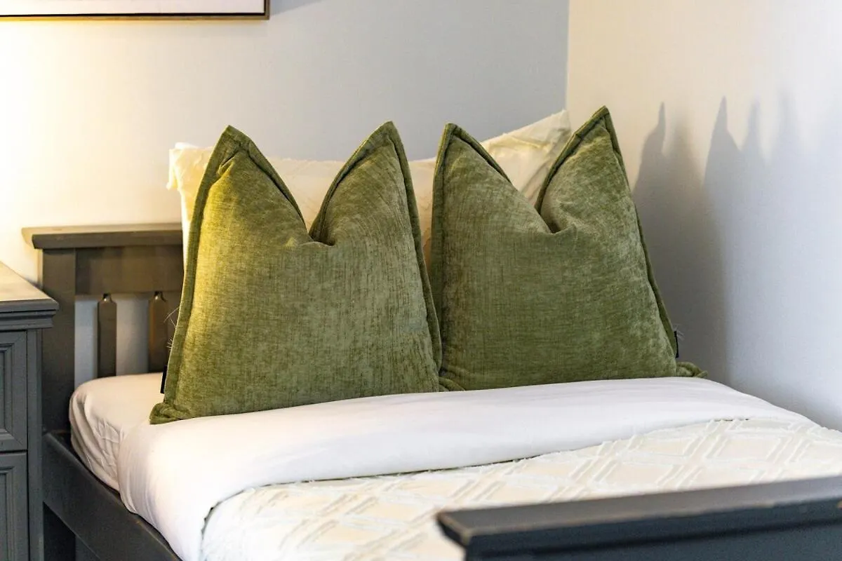 Spacious Bright & Sunlit Condo Near Rogers & Scotia Arena Toronto