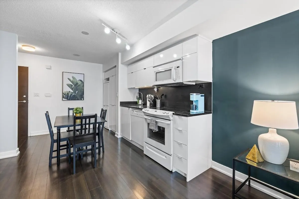 Spacious Bright & Sunlit Condo Near Rogers & Scotia Arena Toronto